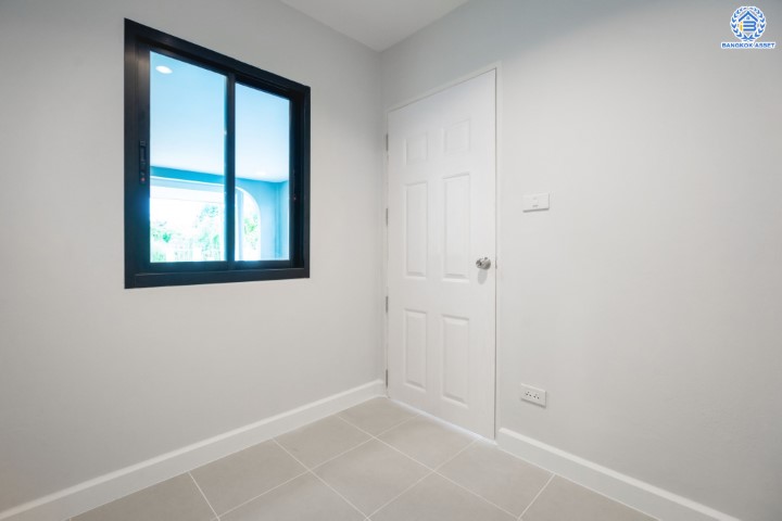 บ้านมือสองตกแต่งใหม่ ม.เมืองเอกประจิม พหลโยธิน87 ตกแต่งครบทุกฟังก์ชัน เนื้อที่ 100 ตร.ว. พื้นที่ใช้สอยเยอะ พร้อมฟังก์ชัน 3 ห้องนอน 4 ห้องน้ำ 1 ห้องอเนกประสงค์ 1 ห้องแม่บ้าน จอดรถได้ 4 คัน เชื่อมต่อทุกการเดินทาง ใกล้รถไฟฟ้าสายสีแดง "สถานีหลักหก"และทางด่วน "ศรีสมาน"